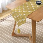 Realhomes Gold Zemin Üzerinde Geyik Desenli Dijital Baskılı Özel Tasarım Püsküllü Şönil Üçgen Runner Realhomes