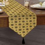 Realhomes Gold Zemin Üzerinde Siyah Renkli Kartanesi Desenli Dijital Baskılı Özel Tasarım Püsküllü Şönil Üçgen Runner Realhomes