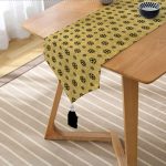 Realhomes Gold Zemin Üzerinde Siyah Renkli Kartanesi Desenli Dijital Baskılı Özel Tasarım Püsküllü Şönil Üçgen Runner Realhomes