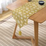 Realhomes Gold Zemin Üzerinde Beyaz Renkli Kartanesi Desenli Dijital Baskılı Özel Tasarım Püsküllü Şönil Üçgen Runner Realhomes