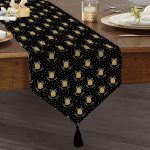 - UcgenRunner-7718-Gorsel1 - Realhomes Realhomes Siyah Zemin Üzerinde Gold Renkli Çan Desenli Dijital Baskılı Özel Tasarım Püsküllü Şönil Üçgen Runner Realhomes