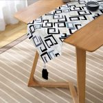 - UcgenRunner-7750-Gorsel2 - Realhomes  Özel Tasarım Geometrik Çizimli Dijital Baskılı Dekoratif Püsküllü Şönil Üçgen Runner Realhomes