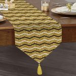 Altın Varaklı Zigzak Tasarımlı Dijital Baskılı Dekoratif Püsküllü Şönil Üçgen Runner Realhomes