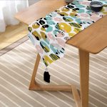 Renkli Büyük Benekli Özel Tasarım Dijital Baskılı Dekoratif Püsküllü Şönil Üçgen Runner Realhomes