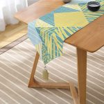 - UcgenRunner-7892-Gorsel2 - Realhomes Realhomes Renkli Zemin Üzerinde Geometrik Desenli Yaprak Motifli Dijital Baskılı Özel Tasarım Püsküllü Şönil Üçgen Runner Realhomes