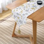 Beyaz Zemin Gold Detaylı Gri Kar Taneleri Dijital Baskılı Dekoratif Püsküllü Şönil Üçgen Runner Realhomes