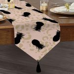 - UcgenRunner-7992-Gorsel1 - Realhomes Siyah Ananas Tasarımlı Dijital Baskılı Dekoratif Püsküllü Şönil Üçgen Runner Realhomes