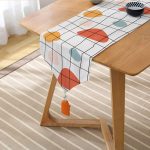 - UcgenRunner-8158-Gorsel2 - Realhomes Realhomes Beyaz Zemin Üzerinde Geometrik Desenli Dijital Baskılı Özel Tasarım Püsküllü Şönil Üçgen Runner Realhomes