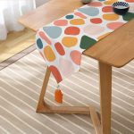 - UcgenRunner-8159-Gorsel2 - Realhomes Realhomes Beyaz Zemin Üzerinde Geometrik Desenli Dijital Baskılı Özel Tasarım Püsküllü Şönil Üçgen Runner Realhomes