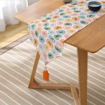 Realhomes Pastel Zemin Üzerinde Geometrik Desenli  Dijital Baskılı Özel Tasarım Püsküllü Şönil Üçgen Runner Realhomes