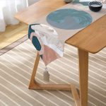 Realhomes Pastel Zemin Üzerinde Antik Desenli Dijital Baskılı Özel Tasarım Püsküllü Şönil Üçgen Runner Realhomes