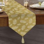 Realhomes Gold Zemin Üzerinde Beyaz Renkli Yaprak Desenli Dijital Baskılı Özel Tasarım Püsküllü Şönil Üçgen Runner Realhomes