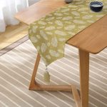 Realhomes Gold Zemin Üzerinde Beyaz Renkli Yaprak Desenli Dijital Baskılı Özel Tasarım Püsküllü Şönil Üçgen Runner Realhomes