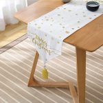 - UcgenRunner-8201-Gorsel2 - Realhomes Realhomes Beyaz Zeminli Gold Detaylı Kartaneli Merry Christmas Yazılı Özel Tasarım Püsküllü Şönil Üçgen Runner Realhomes