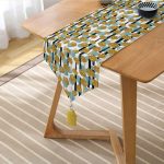 - UcgenRunner-8204-Gorsel2 - Realhomes Realhomes Beyaz Zemin Üzerinde Renkli Puantiyeli Dijital Baskılı Özel Tasarım Püsküllü Şönil Üçgen Runner Realhomes