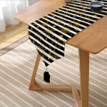 - UcgenRunner-8209-Gorsel2 - Realhomes Realhomes Beyaz Zeminli Siyah Dekoratif Çizgili Gold Desenli Kartanesi Özel Tasarım Püsküllü Şönil Üçgen Runner Realhomes