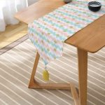 Realhomes Beyaz Zemin Üzerinde Renkli Zigzag Desenli Geometrik Desenli Dijital Baskılı Özel Tasarım Püsküllü Şönil Üçgen Runner Realhomes