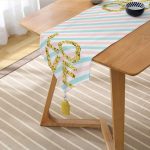 - UcgenRunner-8219-Gorsel2 - Realhomes Realhomes Beyaz Zemin Üzerinde Gold Detaylı Love Yazılı Dijital Baskılı Özel Tasarım Püsküllü Şönil Üçgen Runner Realhomes