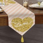 - UcgenRunner-8220-Gorsel1 - Realhomes Realhomes Beyaz Zemin Üzerinde Gold Renkli Love Yazılı Dijital Baskılı Özel Tasarım Püsküllü Şönil Üçgen Runner Realhomes