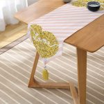 - UcgenRunner-8220-Gorsel2 - Realhomes Realhomes Beyaz Zemin Üzerinde Gold Renkli Love Yazılı Dijital Baskılı Özel Tasarım Püsküllü Şönil Üçgen Runner Realhomes