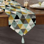 Realhomes Pastel Zemin Üzerinde Gold Detaylı Geometrik Desenli Dijital Baskılı Özel Tasarım Püsküllü Şönil Üçgen Runner Realhomes