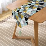 Realhomes Pastel Zemin Üzerinde Gold Detaylı Geometrik Desenli Dijital Baskılı Özel Tasarım Püsküllü Şönil Üçgen Runner Realhomes