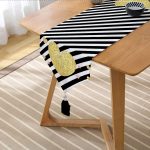 - UcgenRunner-8241-Gorsel2 - Realhomes Realhomes Beyaz Zeminli Siyah Yatay Çizgili Gold Detaylı Kalp Desenli Özel Tasarım Püsküllü Şönil Üçgen Runner Realhomes