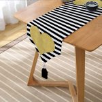 Realhomes Beyaz Zeminli Siyah Yatay Çizgili Gold Detaylı Kalp Desenli Özel Tasarım Püsküllü Şönil Üçgen Runner Realhomes