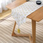 Realhomes Beyaz Zemin Üzerinde Gold Detaylı Kartanesi Dijital Baskılı Özel Tasarım Püsküllü Şönil Üçgen Runner Realhomes