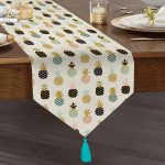 Realhomes Beyaz Zemin Üzerinde Gold Detaylı Ananas Desenli Dijital Baskılı Özel Tasarım Püsküllü Şönil Üçgen Runner Realhomes