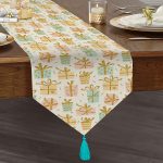 Realhomes Beyaz Zemin Üzerinde Gold Detaylı Hediye Paketi Desenli Dijital Baskılı Özel Tasarım Püsküllü Şönil Üçgen Runner Realhomes