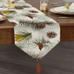 Realhomes Beyaz Zemin Üzerinde Kozalak Desenli Dijital Baskılı Özel Tasarım Püsküllü Şönil Üçgen Runner Realhomes