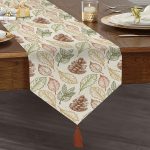 Realhomes Beyaz Zemin Üzerinde Sonbahar Yapraklı Kozalak Desenli Dijital Baskılı Özel Tasarım Püsküllü Şönil Üçgen Runner Realhomes