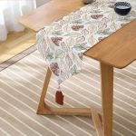 Realhomes Beyaz Zemin Üzerinde Sonbahar Yapraklı Kozalak Desenli Dijital Baskılı Özel Tasarım Püsküllü Şönil Üçgen Runner Realhomes