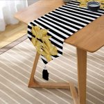 Realhomes Beyaz Zemin Üzerinde Siyah Çizgili Sonbahar Yaprak Desenli Dijital Baskılı Özel Tasarım Püsküllü Şönil Üçgen Runner Realhomes