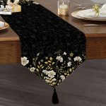 Realhomes Siyah Zemin Üzerinde Gold Detaylı Çiçek Desenli Dijital Baskılı Özel Tasarım Püsküllü Şönil Üçgen Runner Realhomes