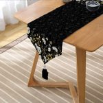 Realhomes Siyah Zemin Üzerinde Gold Detaylı Çiçek Desenli Dijital Baskılı Özel Tasarım Püsküllü Şönil Üçgen Runner Realhomes