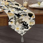 Realhomes Beyaz Zemin Üzerinde Gold Detaylı Yaprak Desenli Dijital Baskılı Özel Tasarım Püsküllü Şönil Üçgen Runner Realhomes