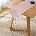 Realhomes Pastel Zemin Üzerinde Beyaz Yaprak Desenli Dijital Baskılı Özel Tasarım Püsküllü Şönil Üçgen Runner Realhomes