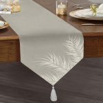 - UcgenRunner-8442-Gorsel1 - Realhomes Realhomes Pastel Zemin Üzerinde Beyaz Yaprak Desenli Dijital Baskılı Özel Tasarım Püsküllü Şönil Üçgen Runner Realhomes