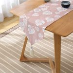 - UcgenRunner-8447-Gorsel2 - Realhomes Realhomes Pastel Zemin Üzerinde Beyaz Yaprak Desenli Dijital Baskılı Özel Tasarım Püsküllü Şönil Üçgen Runner Realhomes