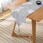 Realhomes Gri Zemin Üzerinde Beyaz Yaprak Desenli Dijital Baskılı Özel Tasarım Püsküllü Şönil Üçgen Runner Realhomes