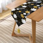 Realhomes Siyah Zemin Üzerinde Gold Detaylı Yaprak Desenli Dijital Baskılı Özel Tasarım Püsküllü Şönil Üçgen Runner Realhomes