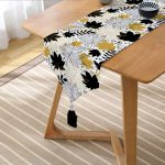 Realhomes Beyaz Zemin Üzerinde Gold Detaylı Sonbahar Yaprak Desenli Dijital Baskılı Özel Tasarım Püsküllü Şönil Üçgen Runner Realhomes