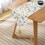 Realhomes Beyaz Zemin Üzerinde Geometrik Desenli Yaprak Motifli Dijital Baskılı Özel Tasarım Püsküllü Şönil Üçgen Runner Realhomes