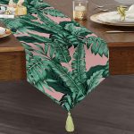 Realhomes Pastel Zemin Üzerinde Yeşil Yaprak Desenli Dijital Baskılı Özel Tasarım Püsküllü Şönil Üçgen Runner Realhomes