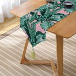 Realhomes Pastel Zemin Üzerinde Yeşil Yaprak Desenli Dijital Baskılı Özel Tasarım Püsküllü Şönil Üçgen Runner Realhomes