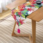 Realhomes Beyaz Zemin Üzerinde Renkli Yaprak Desenli Dijital Baskılı Özel Tasarım Püsküllü Şönil Üçgen Runner Realhomes