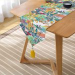 Realhomes Beyaz Zemin Üzerinde Renkli Yaprak Desenli Dijital Baskılı Özel Tasarım Püsküllü Şönil Üçgen Runner Realhomes