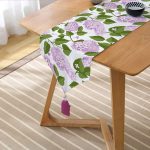 Realhomes Beyaz Zemin Üzerinde Yeşil Yapraklı Çiçek Desenli Dijital Baskılı Özel Tasarım Püsküllü Şönil Üçgen Runner Realhomes